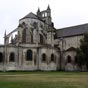 La premire halte du plerin qui entre dans Poitiers:Lglise abbatiale de Montierneuf.Elle  est construite selon un plan simple : nef, bas-cts, transept et chur  dambulatoire prolongeant les bas-cts. La vote en coupole de la croise, en arc de clotre renforce de nervures serait gothique archaque du XIIIe sicle. Elle possde un chevet gothique rayonnant construit au xive sicle,  arc-boutants peu loigns de la construction, qui ont conserv leur gargouilles. Ils sont galement orns des armes des diffrents abbs qui ont dirig l'abbaye. Deux de ces arc-boutants possdent deux arcs : il s'agit probablement de reprises, les arcs-boutants d'origine reportant mal la pousse sur les piliers. D'ailleurs, l'ensemble de cette structure a t fortement reprise au courant du xviie sicle, si l'on en juge par la strotomie et les sculptures  l'intrieur (notamment des ttes de feuillage, dans le got des xiiie-xive sicles, mais assez maladroits, comme copis sur des modles anciens). Le chur date de la deuxime moiti du xiiie sicle. L'architecte gothique a conserv les piles et les arcades romanes pour lever une abside pentagonale o rgle la clart. Les nervures des votes d'ogives retombent avec lgret sur les consoles ornes de masques feuillags. Le chur possde trois chapelles rayonnantes, qui sont ddicaces respectivement  saint Joseph, Notre-Dame du Bon Secours ( l'est) et sainte Barbe. Elles sont toutes trois de type roman. Elle abrite actuellement le cnotaphe orn d'un gisant de Guillaume VIII.