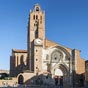 La cathdrale Saint-tienne est la cathdrale de Toulouse construite aux alentours de 1070. Son aspect est particulier car elle est compose d'lments architecturaux de diverses poques. La principale originalit de l'difice est de prsenter deux parties trs distinctes : une partie romane  l'arrire du vaisseau, la nef raimondine, et une partie gothique, le chur. Ces deux glises ont t relies au XVIe sicle par le futur cardinal Jean d'Orlans. Le chur est deux fois plus large que la nef romane, si bien que l'alle centrale est en ligne brise. Le mur roman sud a t prolong par l'glise gothique. Au pied du pilier d'Orlans, point de jonction avec le choeur, la nef abrite la tombe de Pierre-Paul Riquet, le pre du canal du Midi dcd en 1680.    