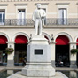 La statue de Jean Jaurs est place entre les Arcades et la place en hommage  l'homme politique castrais. Jean Jaurs est n  Castres (Tarn) le 3 septembre 1859 et assassin  Paris le 31 juillet 1914. Orateur et parlementaire socialiste, il s'est notamment illustr par son pacifisme et son opposition au dclenchement de la Premire Guerre mondiale. 